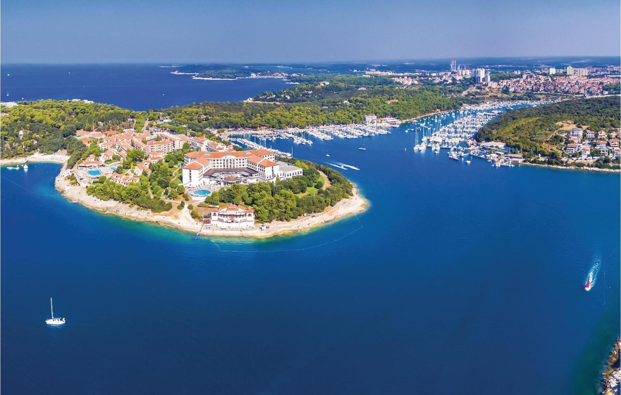 1 Bedroom Stunning Apartment In Πούλα Εξωτερικό φωτογραφία