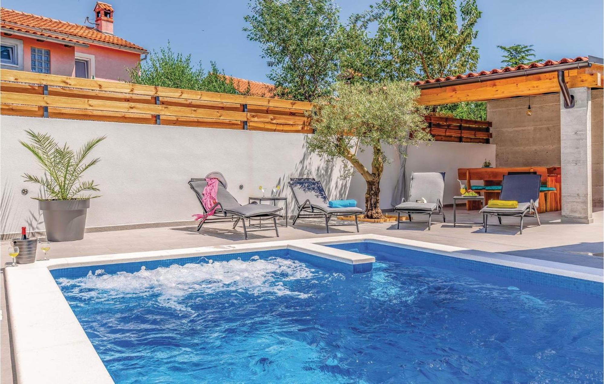 1 Bedroom Stunning Apartment In Πούλα Εξωτερικό φωτογραφία
