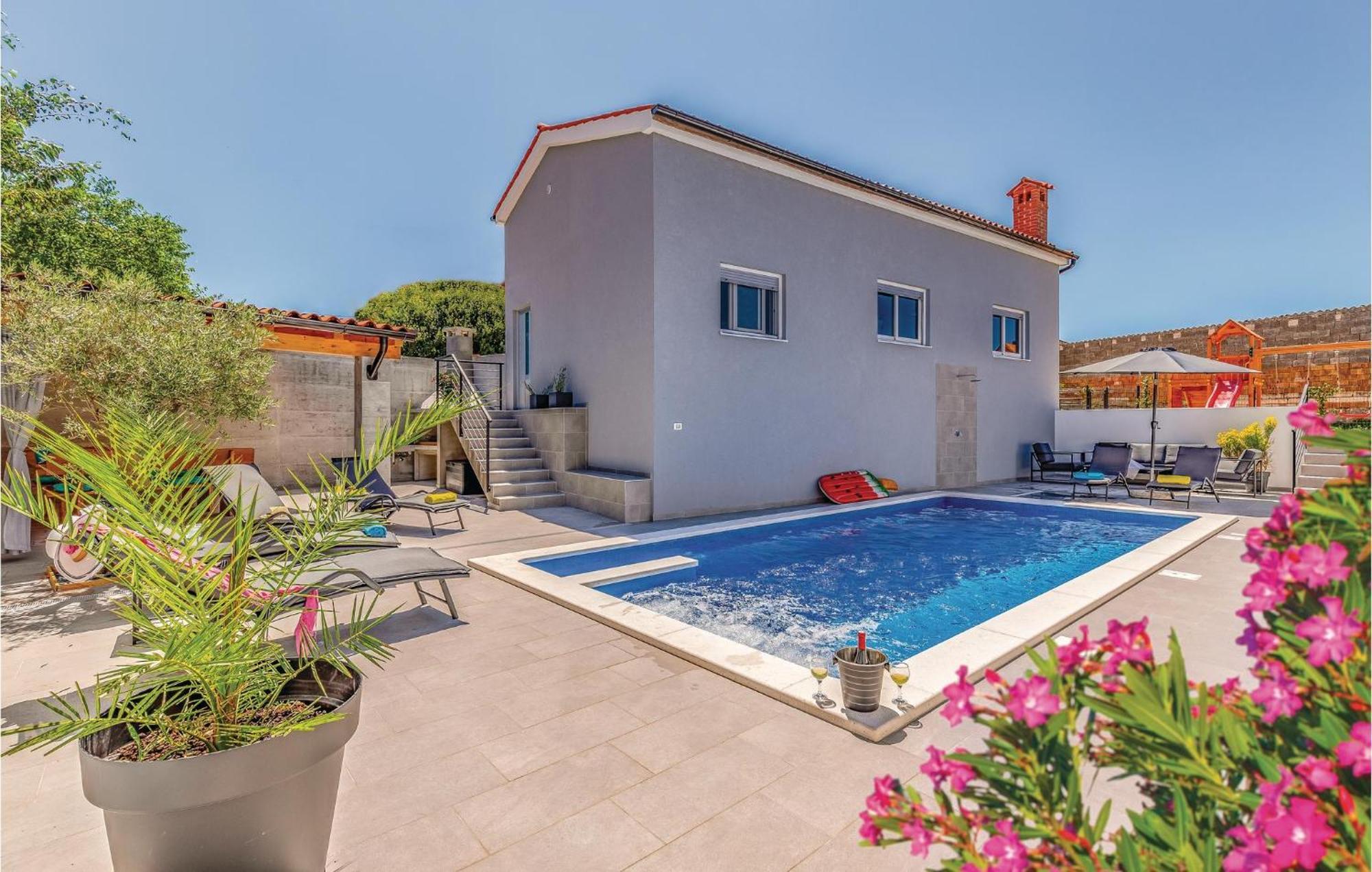 1 Bedroom Stunning Apartment In Πούλα Εξωτερικό φωτογραφία